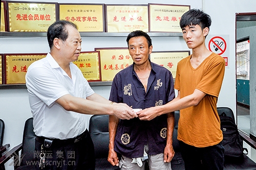 張永森(左一)將2000元獎(jiǎng)金捐給貧困學(xué)子楊中元(右一) 拷貝.jpg